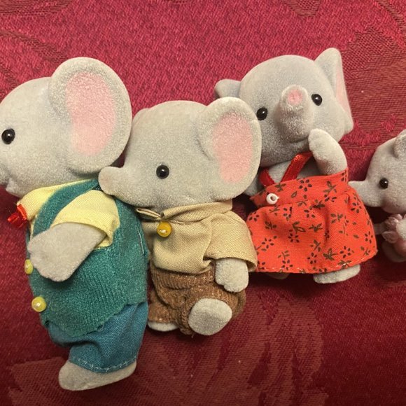Calico Critters Sylvanian Families Ellwoods Elephant Family - Picture 3 of 5